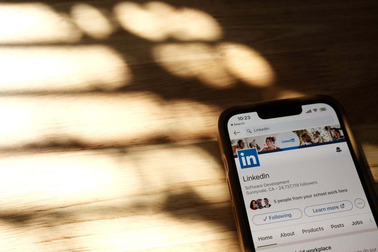 15 Top LinkedIn Newsletter Examples